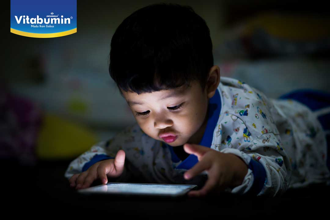 Tips Mengatasi Kecanduan Gadget pada Anak dari Vitabumin