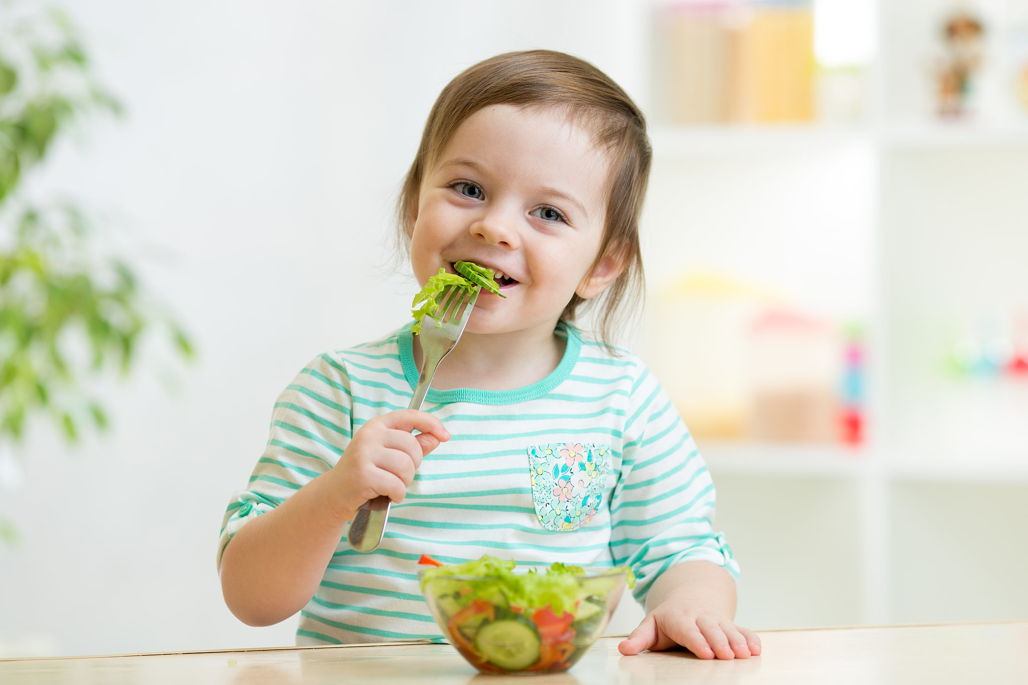 Не вкусно. Ребенок ест. Еда для дошкольников. Диетотерапия у детей. Ребенок ест овощи.