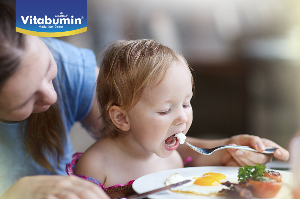 Memahami Kebiasaan Makan Si Kecil Usia 1 Tahun. Ini Yang Harus Bunda Lakukan Untuk Menciptakan Kebiasaan Makan Yang Baik Untuk Si Kecil!